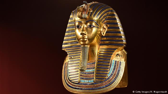 القناع الذهبي للملك الشاب توت عنخ أمون