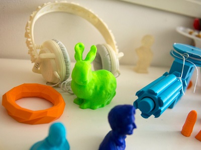 منتجات تم إعدادها بتكنولوجيا الطباعة ثلاثية الأبعاد في أحد المراكز بأمستردام