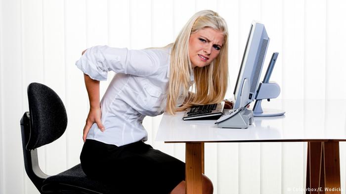 متاعب الظهر من آثار الجلسة الخاطئة امام الكمبيوتر 