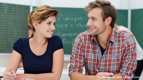 مواقع التواصل الإجتماعي جعلت علاقات الصداقة أكثر حميمية