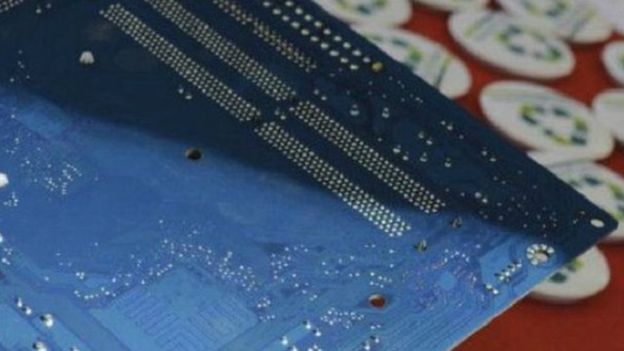 ريسيكلوبيكيا تفكك وتفرز نفايات أجهزة الكمبيوتر