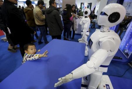 روبوت في المعرض الدولي لأجهزة الروبوت في بكين في 24 نوفمبر 2015