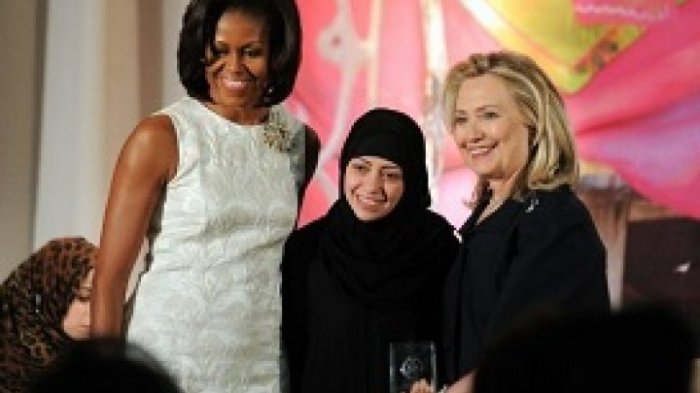 سمر بدوي خلال تسلمها جائزة الشجاعة في 2012 وبجانبها هيلاري كلينتون وزوجة أوباما 