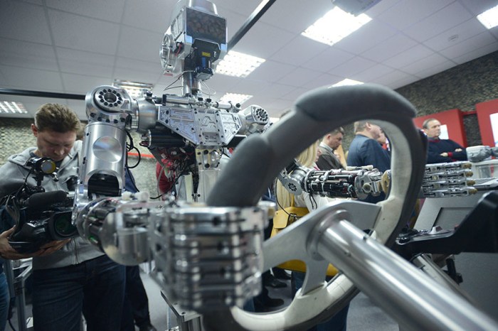 روبوت يقوم بتنفيذ نفس العمليات التي يقوم بها الإنسان لحظيا 