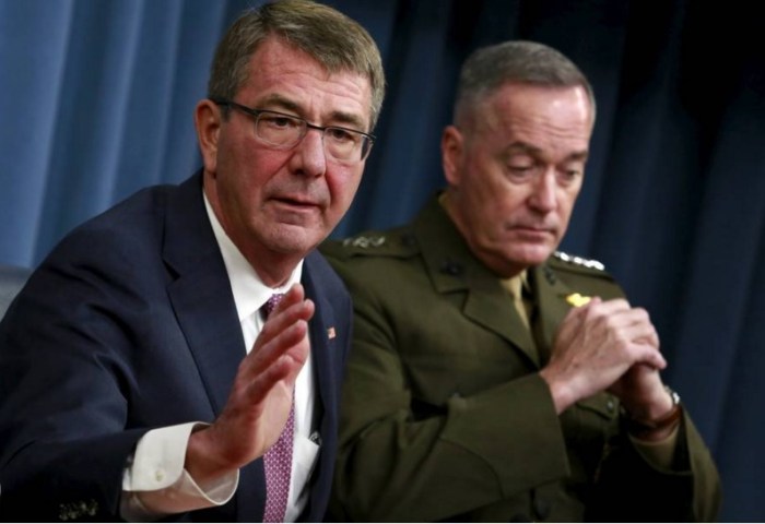 وزير الدفاع الأمريكي كارتر مع رئيس هيئة الأركان المشتركة جوزيف دونفورد في مؤتمر صحفي يوم الأثنين 29 فبراير 2016 في مقر البنتاجون