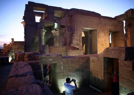 سائح يلتقط صورا في معبد كوم امبو