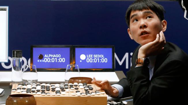 اللاعب المحترف الكوري الجنوبي لي سيدول يصارع ذهنيا برنامج الذكاء الأصطناعي