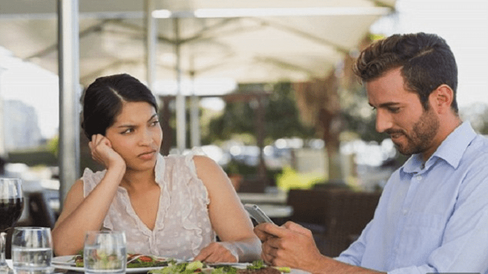 فحص الموبايل بشكل متكرر يرسل إشارة سيئة لمن يجلس معك