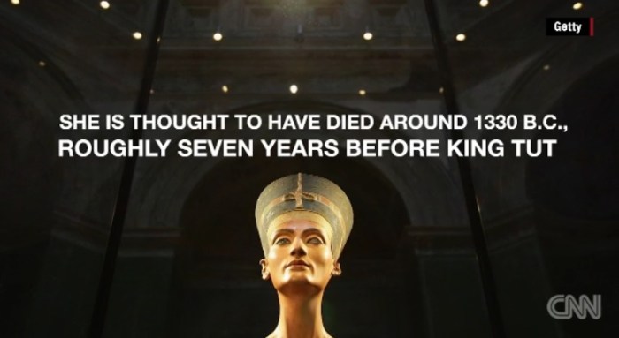 يعتقد أن الملكة نفرتيتي قد توفيت حوالي عام 1330 قبل الميلاد تقريبا قبل وفاة الملك توت عنخ آمون بحوالي 7 سنوات