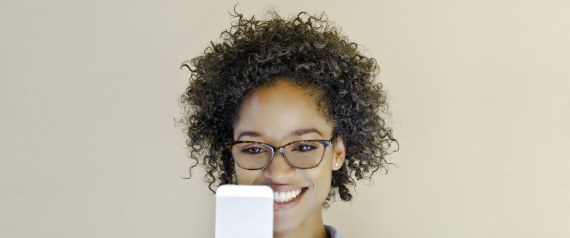 فتاة تستخدم الموبايل