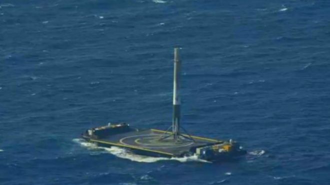 صاروخ شركة سبيس اكس يهبط علي المنصة العائمة