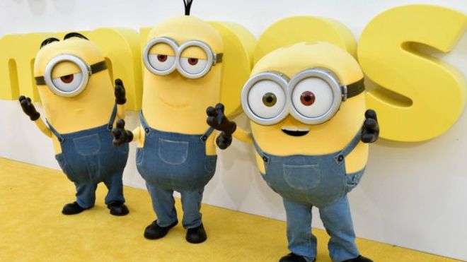 زر "كذبة أبريل" كان يظهر إلى جانب زر الإرسال المعتاد في البريد الإلكتروني لجوجل ويرسل صورة بصيغة "GIF" لشخصية "مينيونز" وهي تلقي بميكروفون على الأرض 