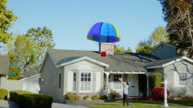 جوجل كشفت عن اثنين من مقاطع الفيديو الساخرة عن كذبة أبريل إحداهما تتحدث عن خدمة جديدة للتوصيل باستخدام المظلة (الباراشوت)