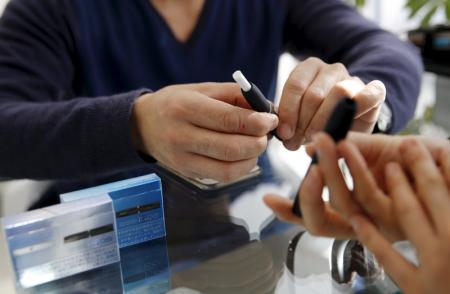 أحد مستخدمي السجائر الإلكترونية في متجر بطوكيو يوم 3 مارس 2016