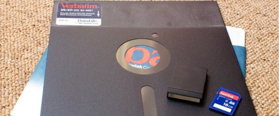 وحدة فلوبي ديسك كانت تستخدم مع أجهزة الكمبيوتر في الثمانينات من القرن الماضي