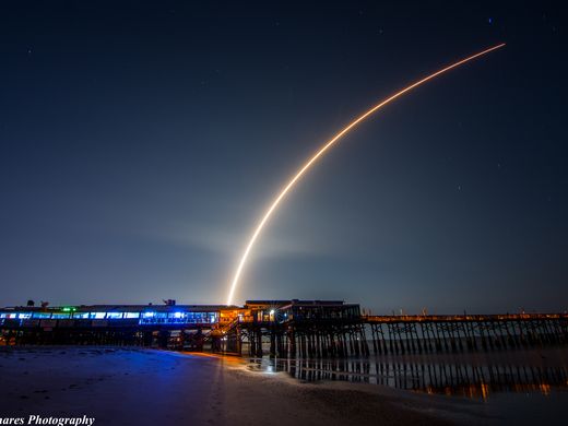 صاروخ شركة سبيس اكس في طريقة لوضع قمر صناعي ياباني في مداره قبل هبوطه الناجح علي المنصة البحرية