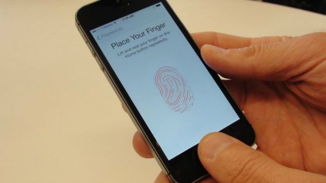 ةظام التعرف على بصمة الأصابع الخاص بشركة أبل واحد من وسيلتين لإلغاء قفل أيفون