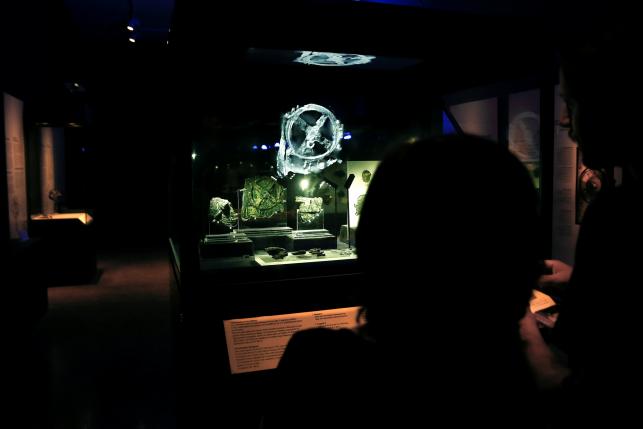 زوار يشاهدون طريقة عمل أول كمبيوتر في العالم بالمتحف الآثري في أثينا باليونان يوم 9 يونيو 2016