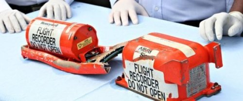 الصندوق الأسود (في الحقيقة لونه برتقالي)