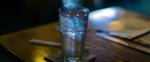 كوب الماء البارد يشتاق اليه الصائم في الأيام الحارة