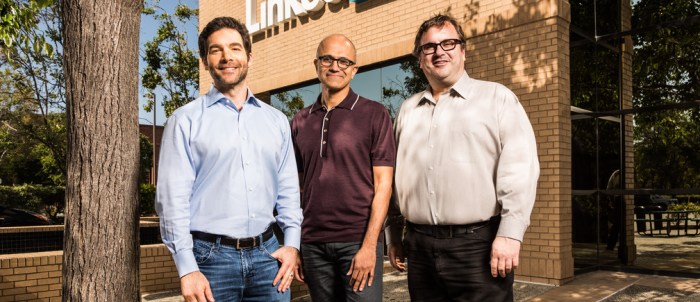 من اليسار جيف وينر الرئيس التنفيذي لشركة لينكدان وفي الوسط ساتيا ناديلا الرئيس التنفيذي لمايكروسوفت ثم ريد هوفمان أحد مؤسسي لينكدان ورئيسها