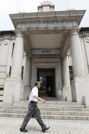 صورة لرجل يمر أمام مقر البنك المركزي في كوريا الجنوبية في سول