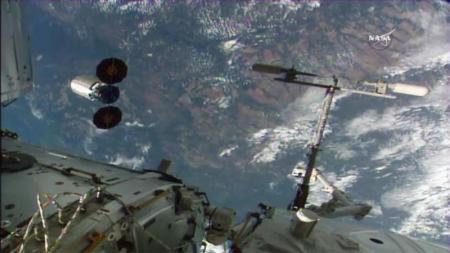 كبسولة شحن من طراز سيجنوس (إلى اليسار) تنطلق من محطة الفضاء الدولية في صورة التقطت من تلفزيون ناسا يوم الثلاثاء 14 يونيو 2016