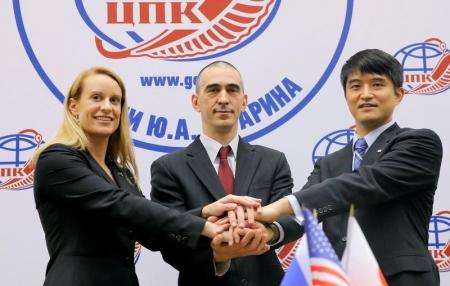 رائدة الفضاء الأمريكية كيت روبنز وزميلها الروسي اناتولي ايفانيشين (في المنتصف) والياباني تاكويا أونيشي في صورة بتاريخ 31 مايو 2016