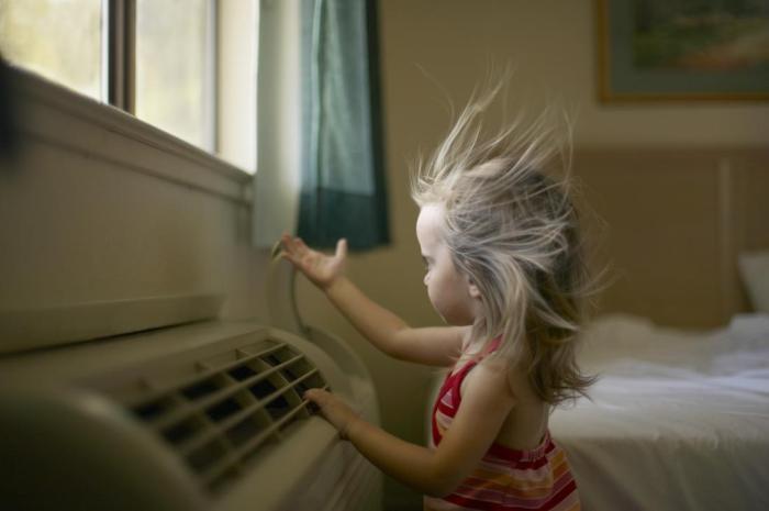 Toddler (21-24 months) feeling air coming from room airconditioner