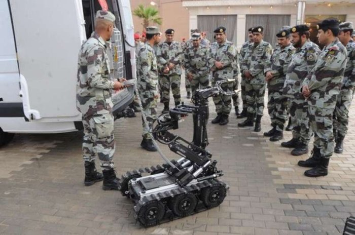 رجال الأمن السعوديين يتدربون علي استخدام الروبوت تيودور