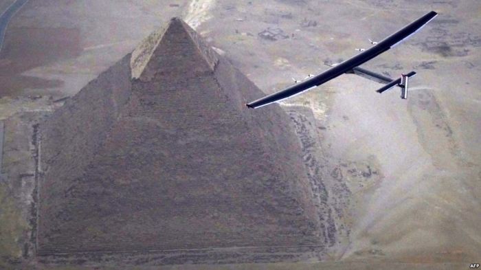 طائرة "سولار امبالس 2" تحلق فوق الأهرامات 
