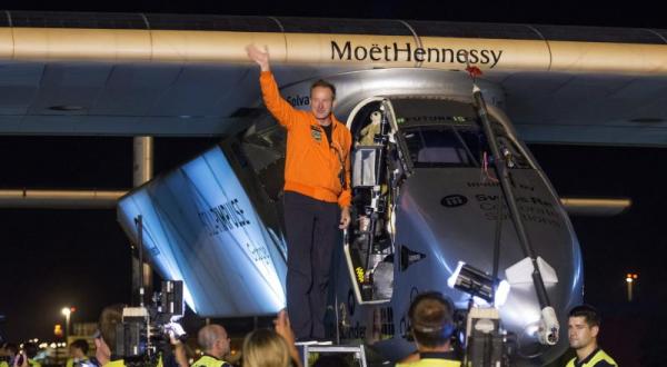 الطائرة التي تعمل بالطاقة الشمسية في طريقها للقاهرة