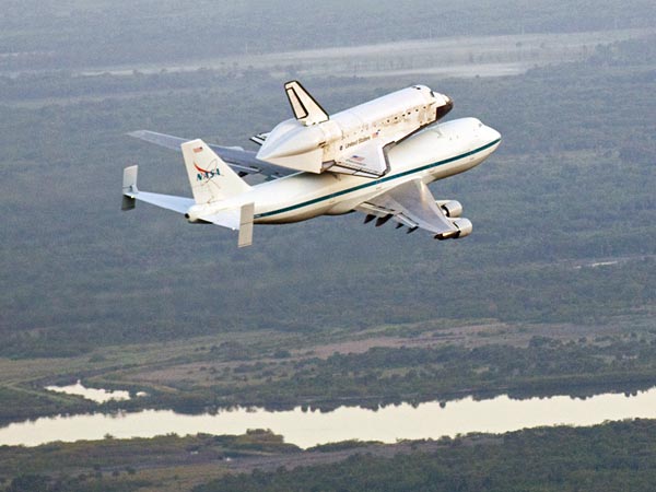 طائرة بوينج 747 تحمل مكوك الفضاء ديسكفوري لنقله الي القاعدة الفضائية كيب كانفرال