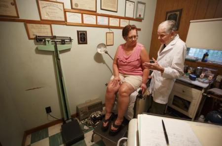 طبيب يفحص امرأة مريضة في عيادته في ولاية تينيسي الامريكية