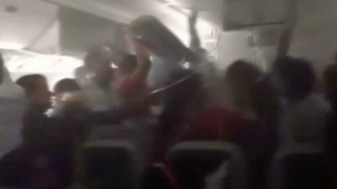 التصرفات الخاطئة للركاب بسبب التسارع لإخراج أمتعتهم تعرض حياة الركاب للخطر