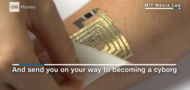 طريقة لصق الوشم (النانو) الذي يحتوي علي الشرائح الإلكترونية