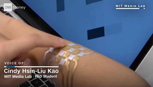 الضغط بالأصبع علي أجزاء الوشم يظهر تأثيرها علي شاشة الموبايل