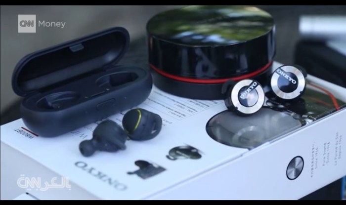 السماعات اللاسلكية وجهاز الشحن الخاص بها 