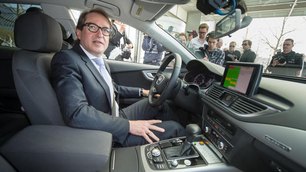 وزير النقل الألماني يقود سيارة ذاتية القيادة من طراز أودي A7