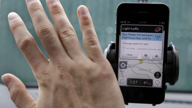 يقدم تطبيق ويز خدمات توفير الاتجاهات واستعراض الحالة المرورية في نفس الوقت 