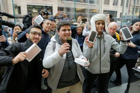 عشاق أبل يحملون هواتف آيفون-7 الجديدة  في سيدني يوم الجمعة 16 سبتمبر 2016