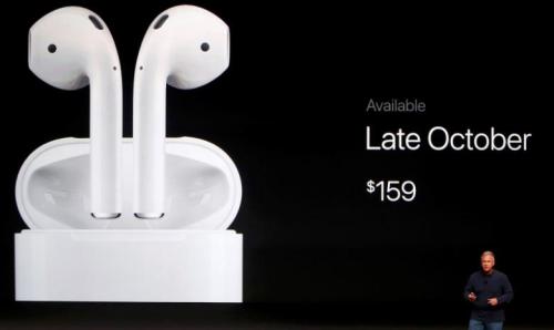 Phil Schiller, نائب رئيس شركة أبل للتسويق يعرض سماعات الرأس اللاسلكية والتي ستتوفر بالأسواق في أكتوبر القادم