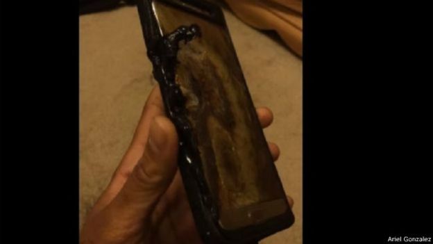 صور احتراق موبايل جلاكسي نوت 7 انتشرت على صفحات الإنترنت واعتبرها الخبراء محرجة لسامسونج 