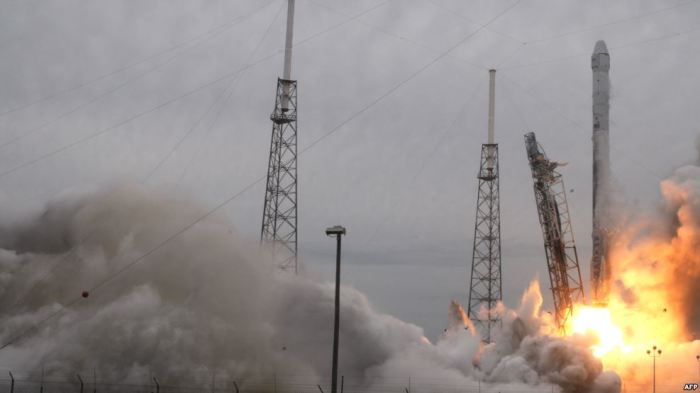 صاروخ فالكون 9 ينطلق إلى الفضاء حاملا مركبة سبيس إكس