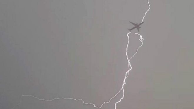 من الظواهر العجيبة أن لا تصيب صواعق البرق الطائرات بأذي