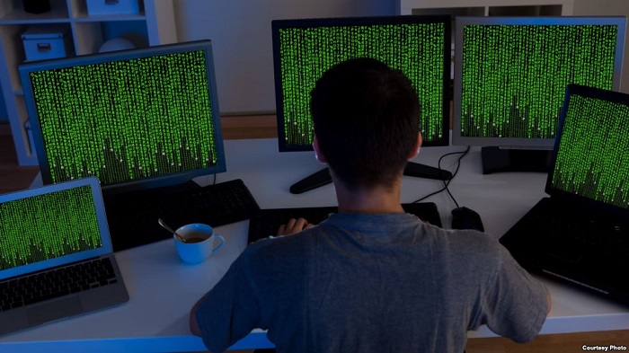 تستخدم الحكومات برامج التجسس لمراقبة الأنشطة علي الإنترنت لأسباب متعددة