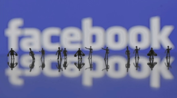 فيسبوك تحاول البعد عن العنصرية