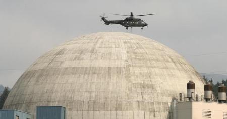 طائرة تابعة لسلاح الجو السويسري اثناء تدريب فوق مبنى مفاعل نووي تابع لمحطة لتوليد الطاقة