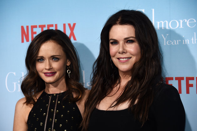 لوس أنجيلوس في 18 نوفمير 2016 الممثلة الأمريكية Alexis Bledel الي اليسار بجانب الممثلة Lauren Graham بطلات مسلسل A Year in the Life