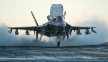 مقاتلة أمريكية من طراز أف-35 تهبط عموديا علي سطح حاملة طائرات أمريكية
